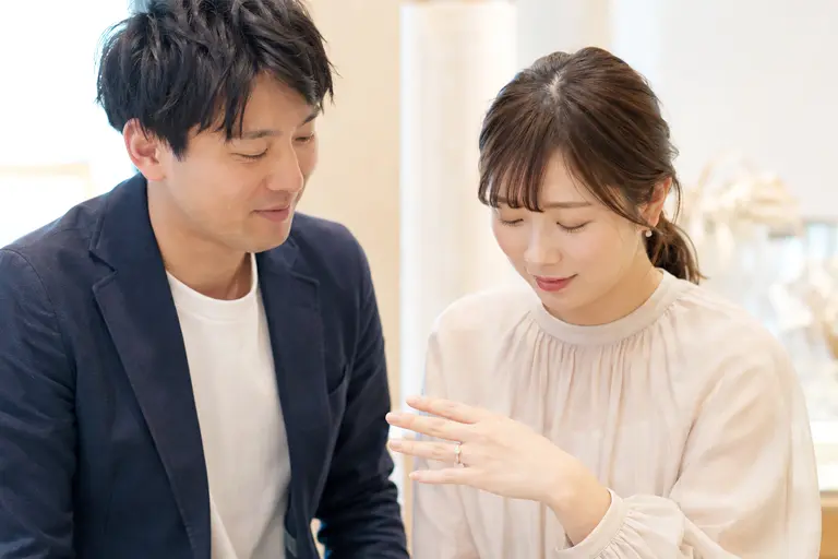 【2026年版】人気の婚約指輪は？定番デザインと後悔しない選び方