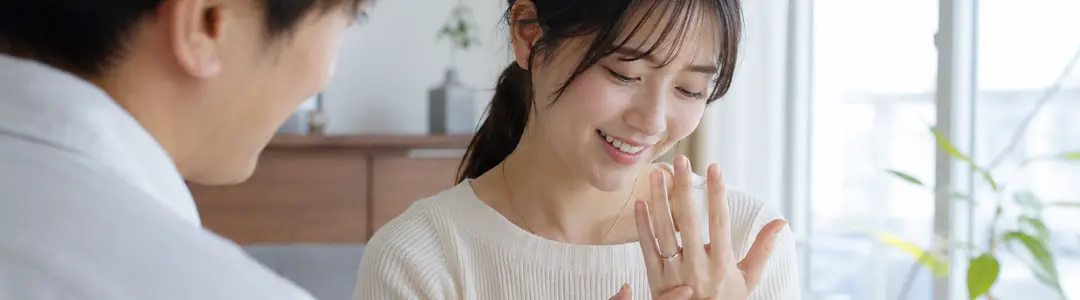 婚約指輪はいつつける？着け始めるタイミングと結婚後の楽しみ方を解説