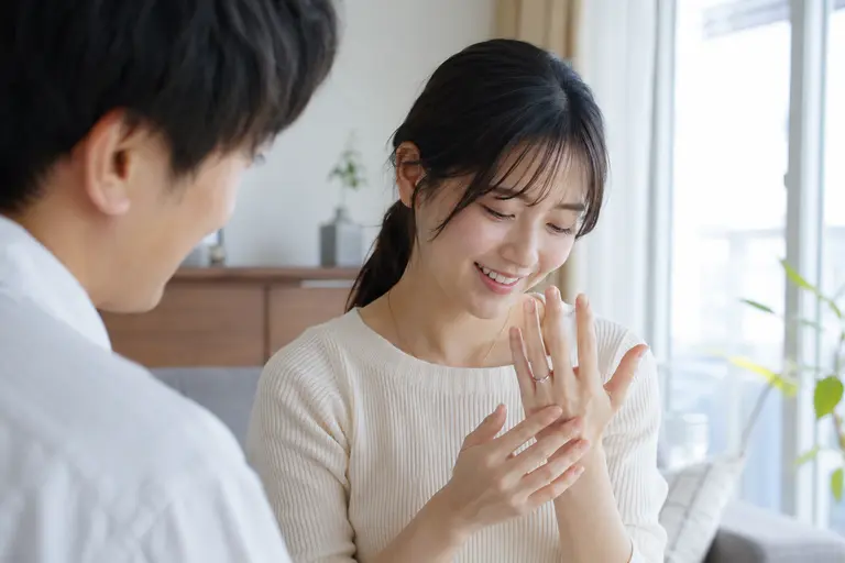 婚約指輪はいつつける？着け始めるタイミングと結婚後の楽しみ方を解説