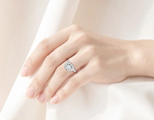 花モチーフの婚約指輪を着けた美しい手元イメージ