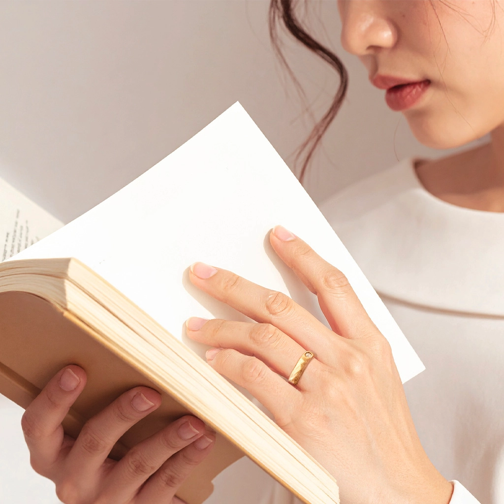 槌目ゴールドリング着用イメージ