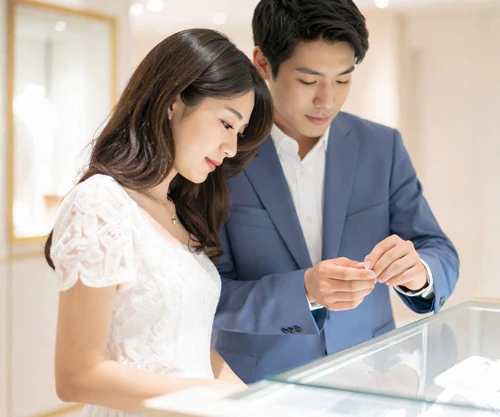 婚約指輪をじっくり検討するイメージ