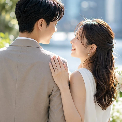 婚約指輪をつけた女性に寄り添う男性