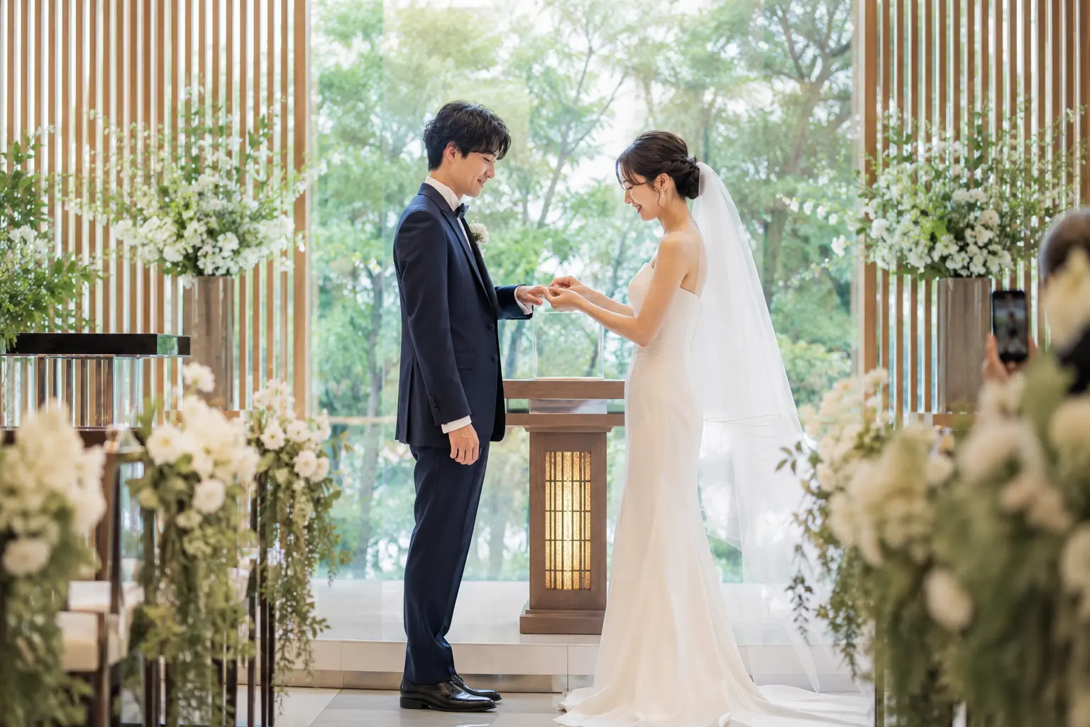 結婚式で指輪交換をするイメージ