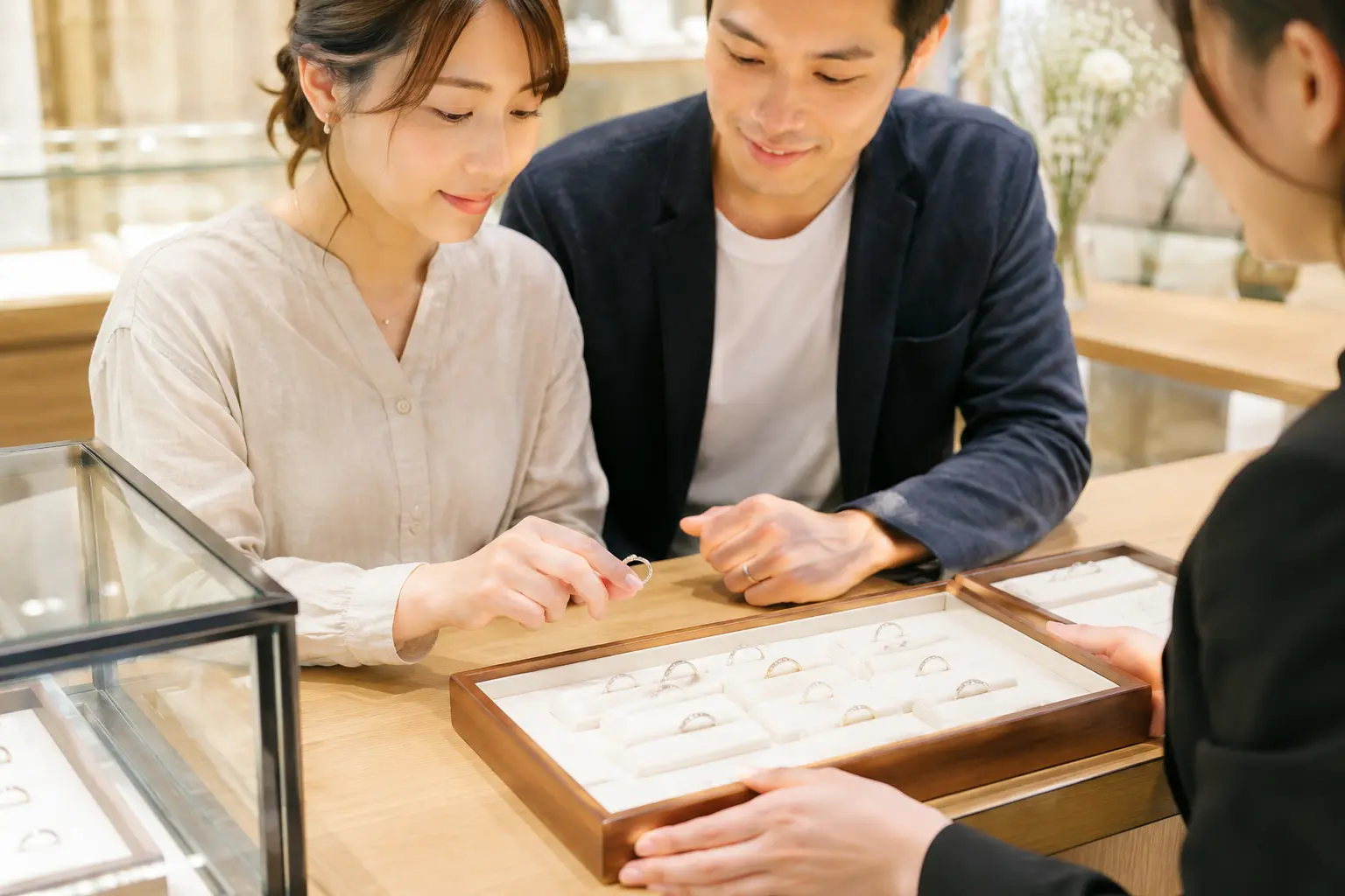店頭でおしゃれな結婚指輪を試着相談するイメージ