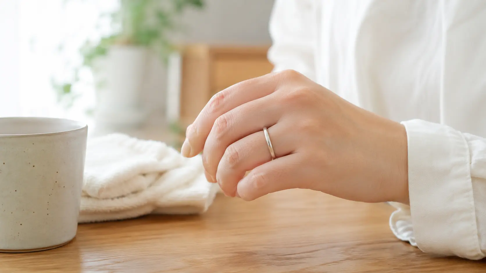 日常生活の中で結婚指輪を自然に身につけている手元