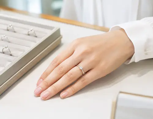 婚約指輪を試着してダイヤの大きさを見るイメージ