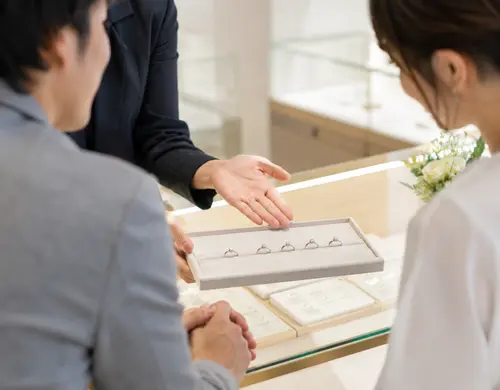 トンプキンスで婚約指輪のダイヤの大きさを相談するイメージ