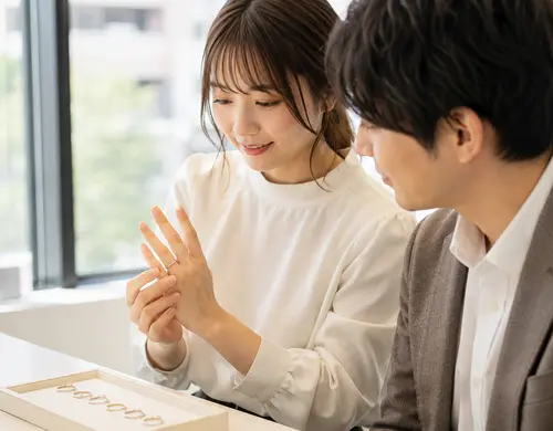 結婚指輪の幅や形を試着して確かめる女性