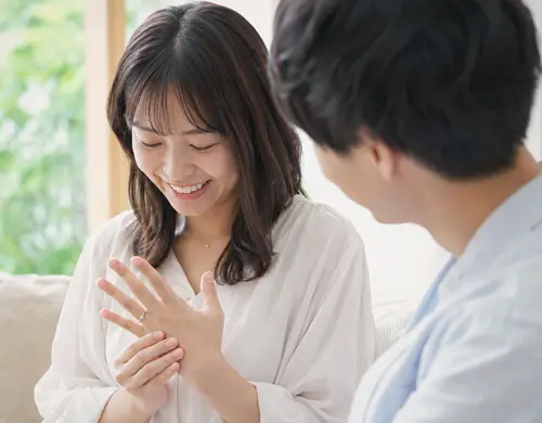 婚約指輪を受け取り手元を眺める女性