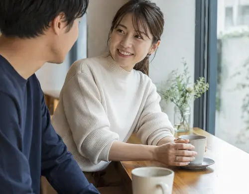 結婚後も婚約指輪を身に着けて過ごす女性