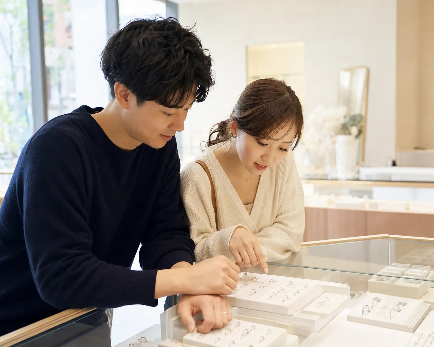 さまざまな婚約指輪を比較するカップル